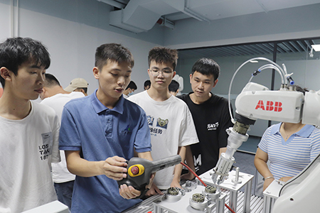 老師帶領(lǐng)學員講解機器人